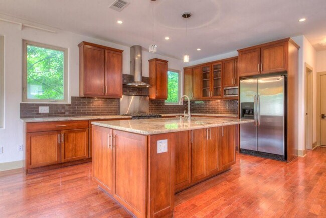 Building Photo - 605 Peacock Ln #C C