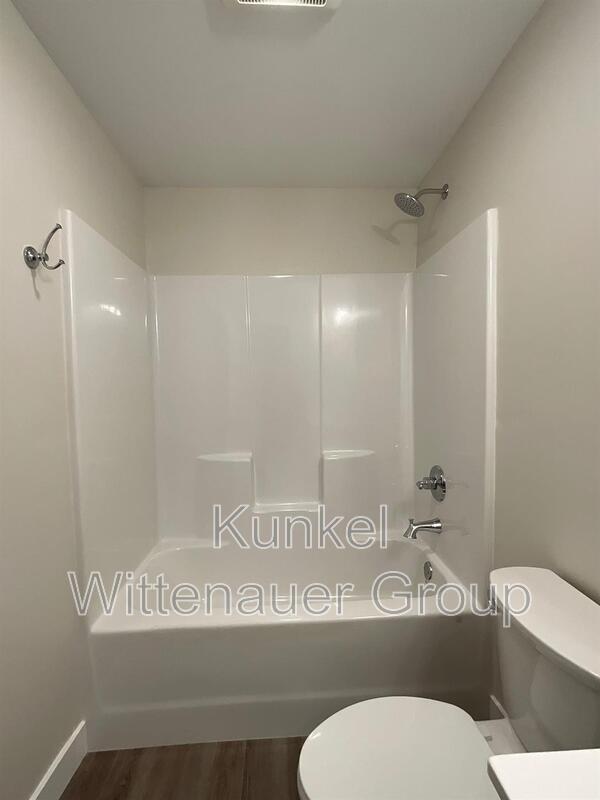 Building Photo - 812 Applewood Creek Dr