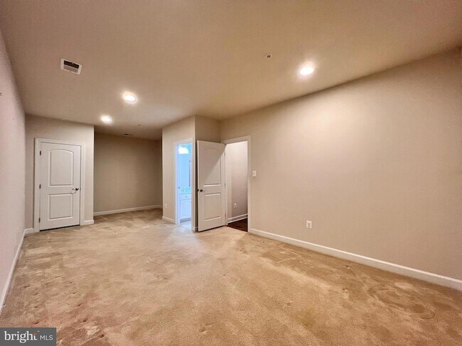 Building Photo - 376 Parkview Ave