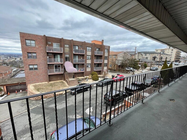 Building Photo - 202 12th St