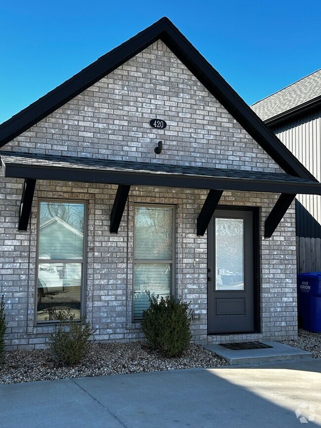 Building Photo - Very New 1 Bedroom 1 Bathroom Town Home AV...