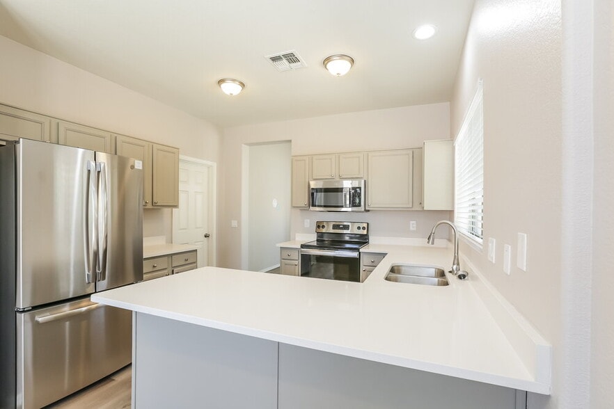 Building Photo - 6350 W Hilton Ave