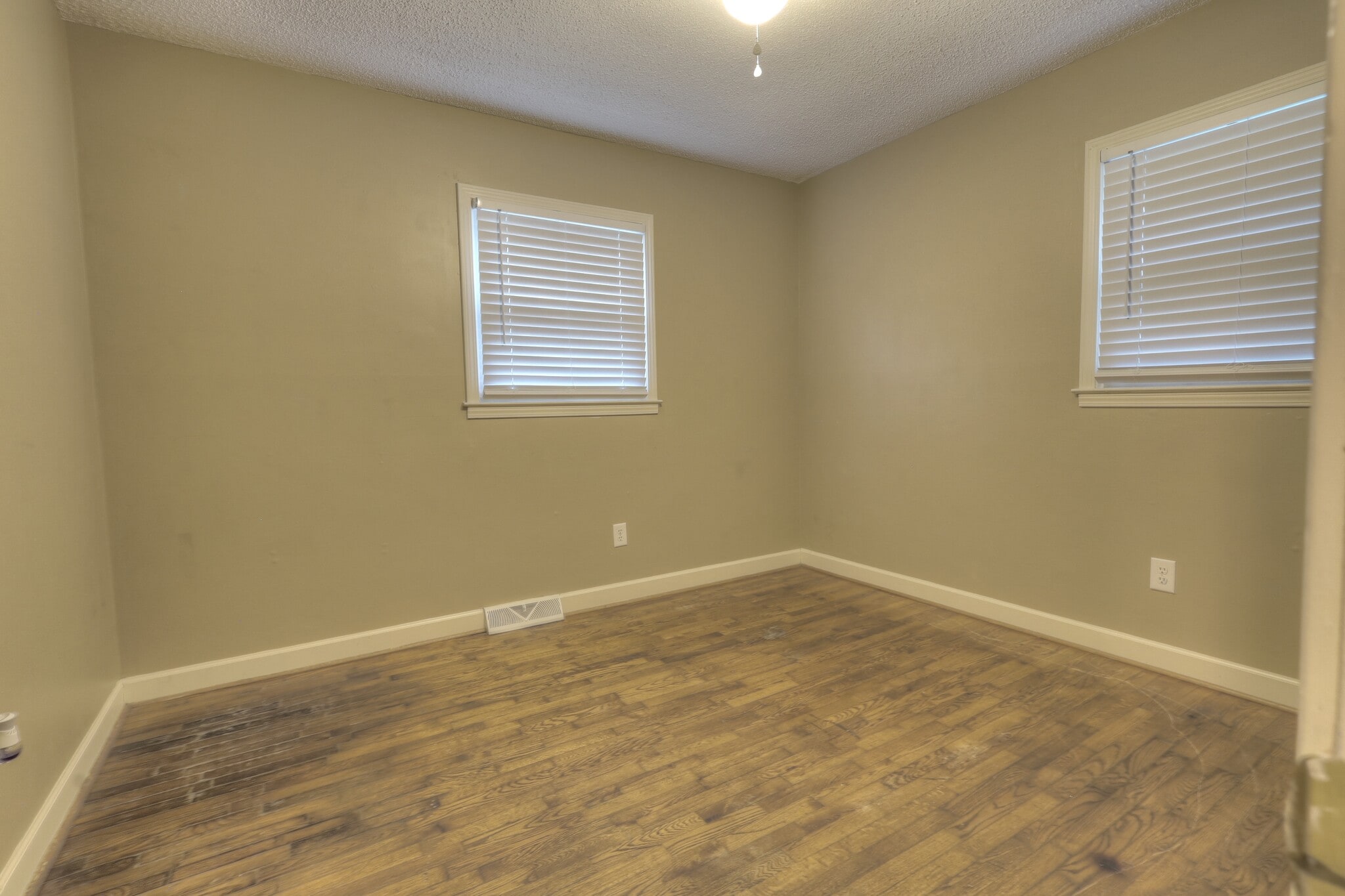 Building Photo - 264 E McLelland Ave