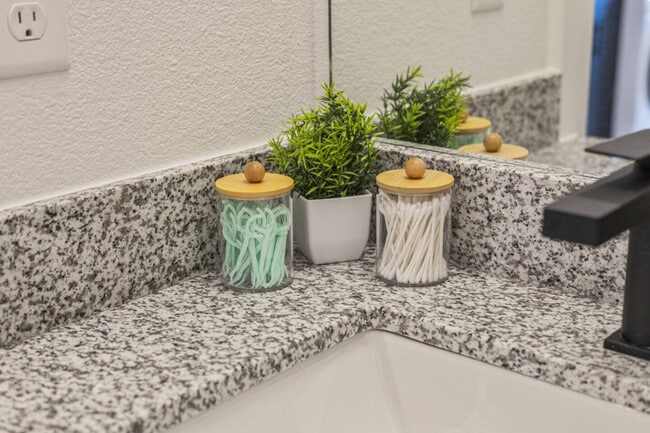 Building Photo - 601 W 9th St