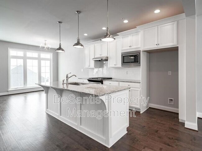 Building Photo - 1451 Hastings Cres