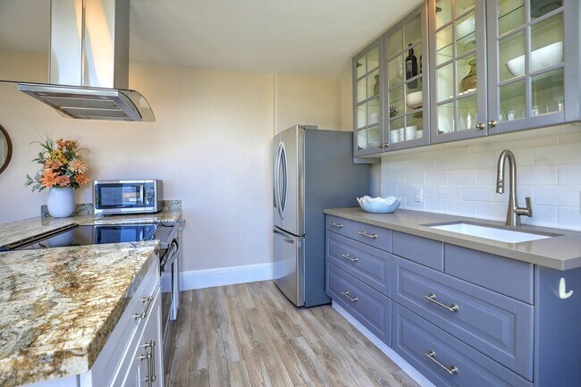 Building Photo - 731 Las Canoas Pl