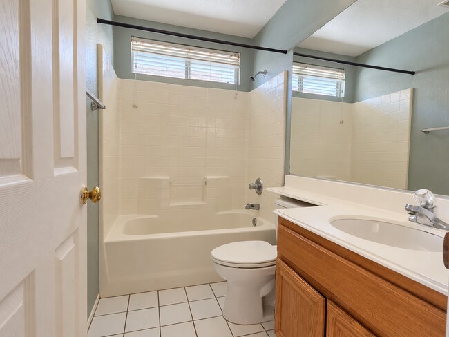 Building Photo - 635 Hillhaven Dr
