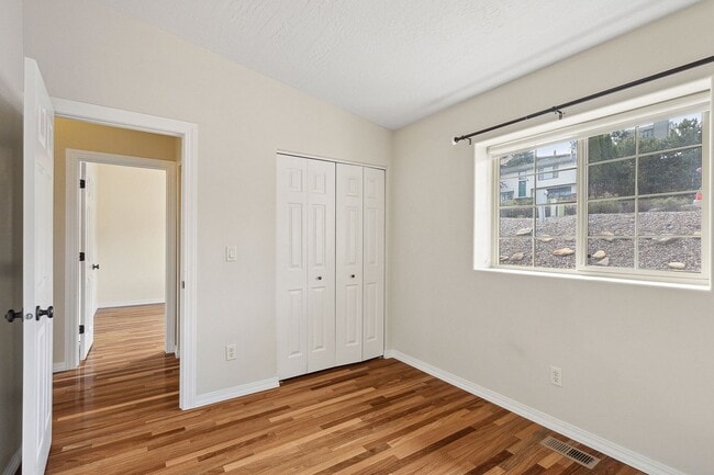 Building Photo - Spacious Sun-filled 3 bed 2.5 Bath Townhouse