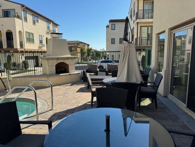 Building Photo - Stunning 2 bed 2.5 bath Solar Powered Town...