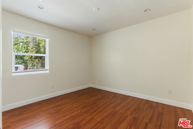 Building Photo - 1206 Beachwood Dr
