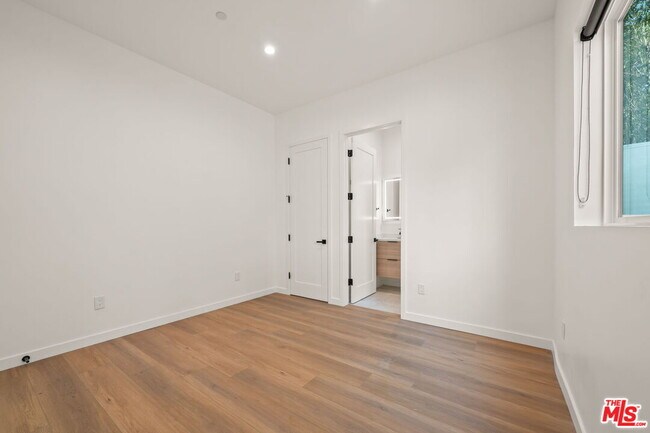 Building Photo - 257 S Park View St