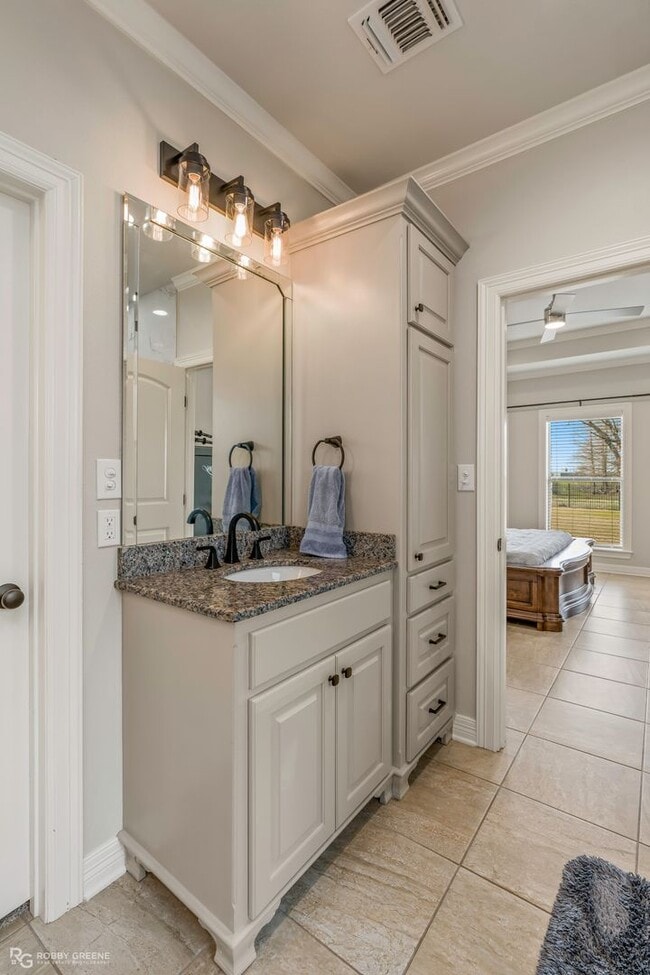 Building Photo - Beautiful 4 bedroom/4 Bathroom Home with a Peaceful Backyard