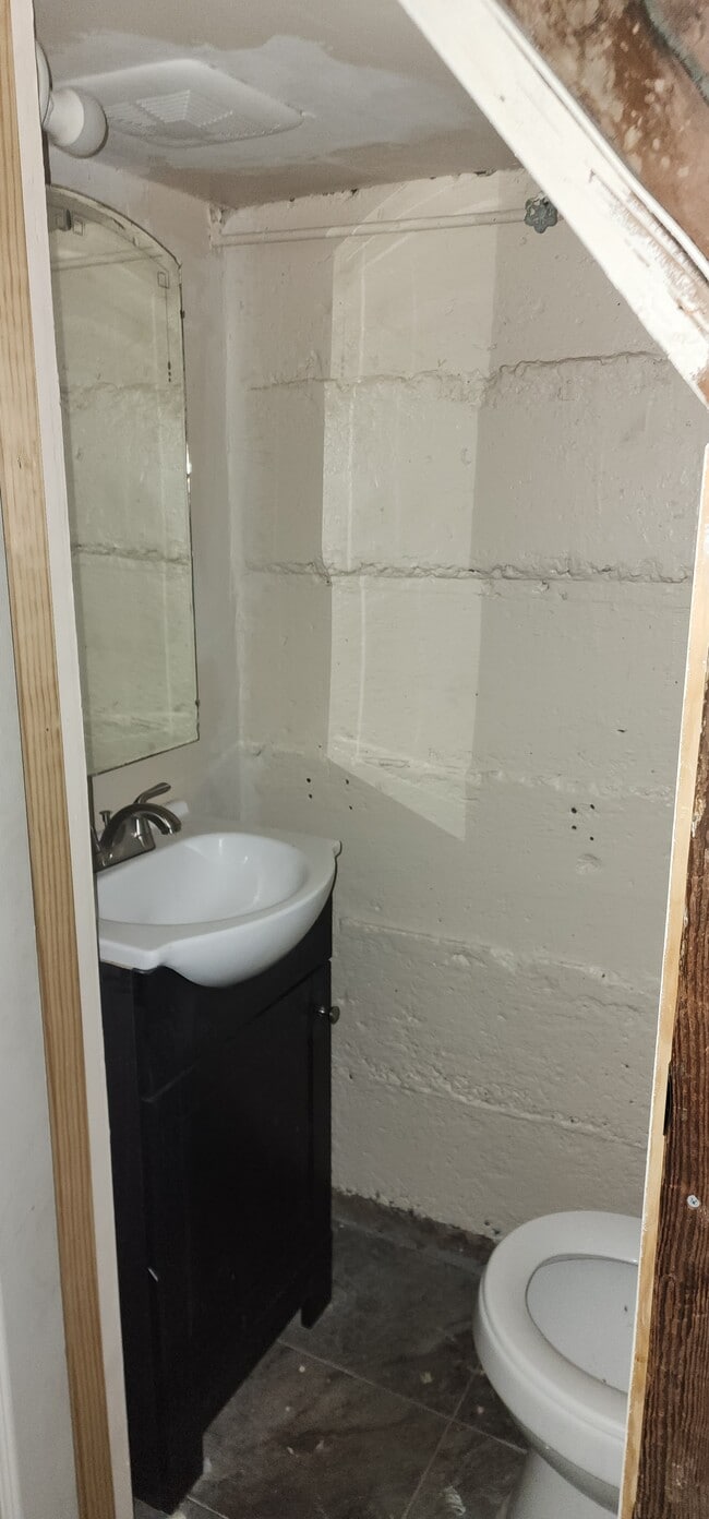 Building Photo - 639 Clinton St