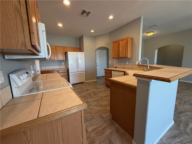 Building Photo - 1903 E La Entrada Pl