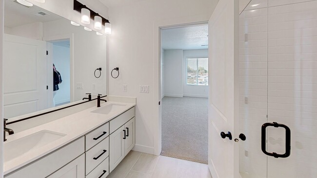 Building Photo - Stunning End Unit Townhome in Sunrise Ranch - Mapleton