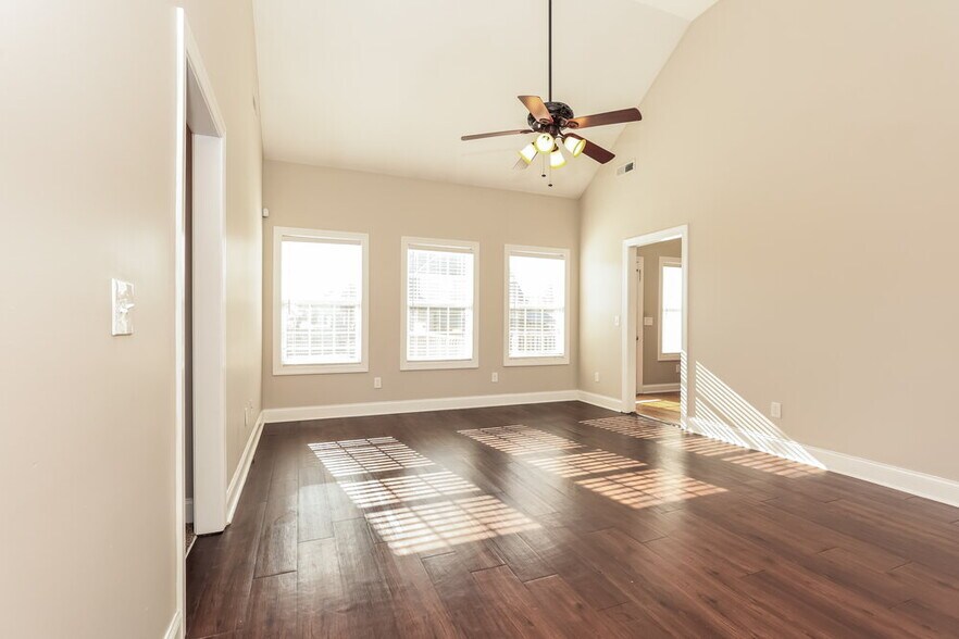 Building Photo - 1802 Walking Dr