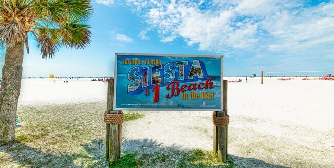 Building Photo - 5800 Hollywood Blvd