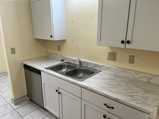 Building Photo - 3220 Redwood Ln