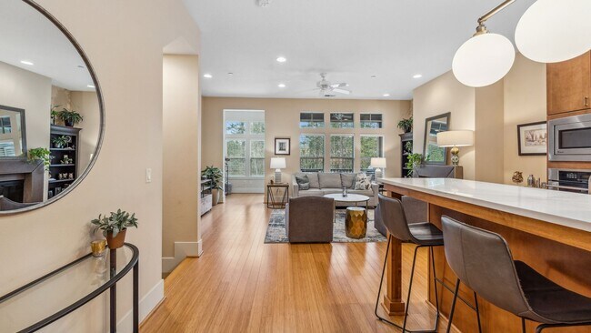 Building Photo - Modernly Elegant Townhome w/ 2 Primary Suites +2.5 bathrooms in Beautiful Peterkort!