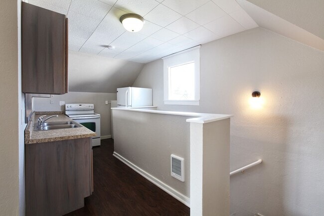 Building Photo - Darling 2 Bedroom Convenient Stanwood Home Move in Ready!