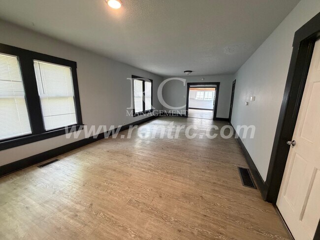 Building Photo - 11 Kentucky-