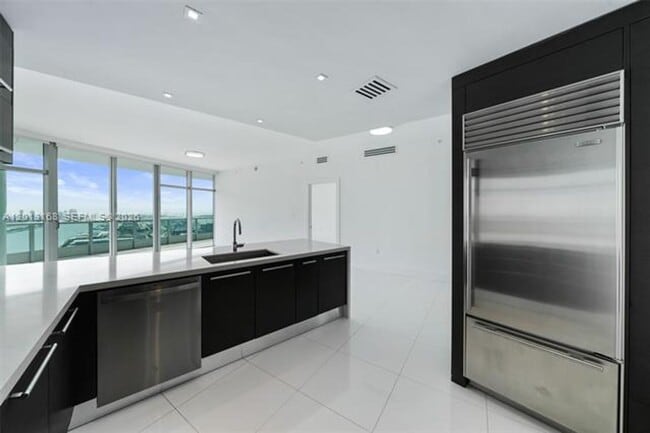 Building Photo - 900 Biscayne Blvd