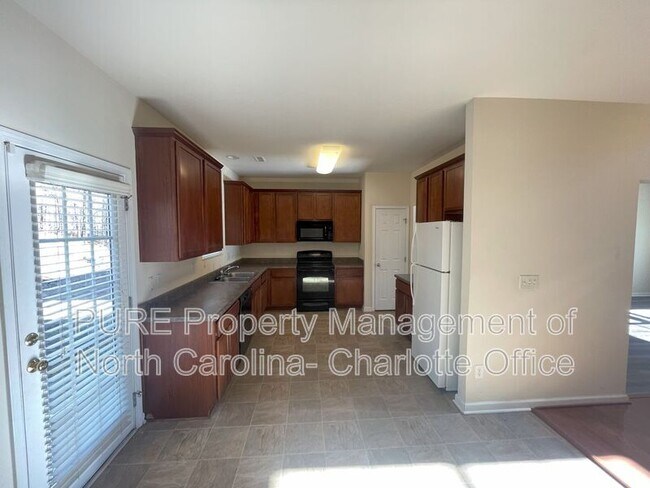 Building Photo - 705 Weeping Willow Dr