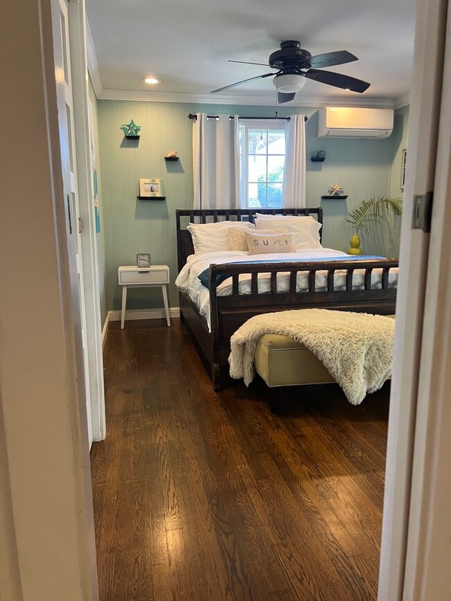 Building Photo - Privately Gated, Cool, Spacious Home, Tuck...