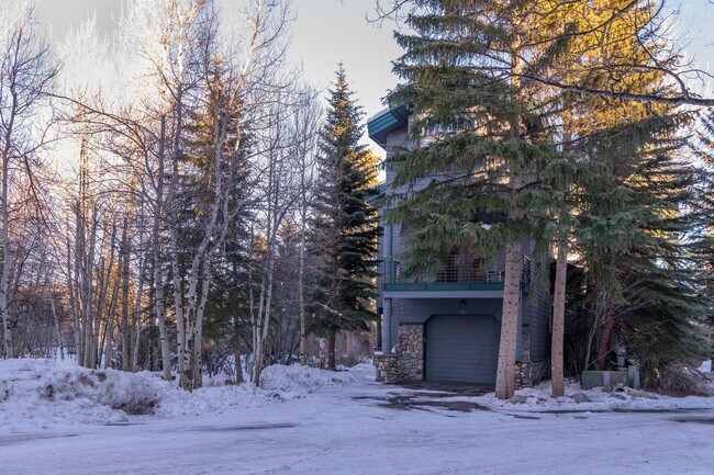 Building Photo - Attached garage! Beautiful views! Heart of...