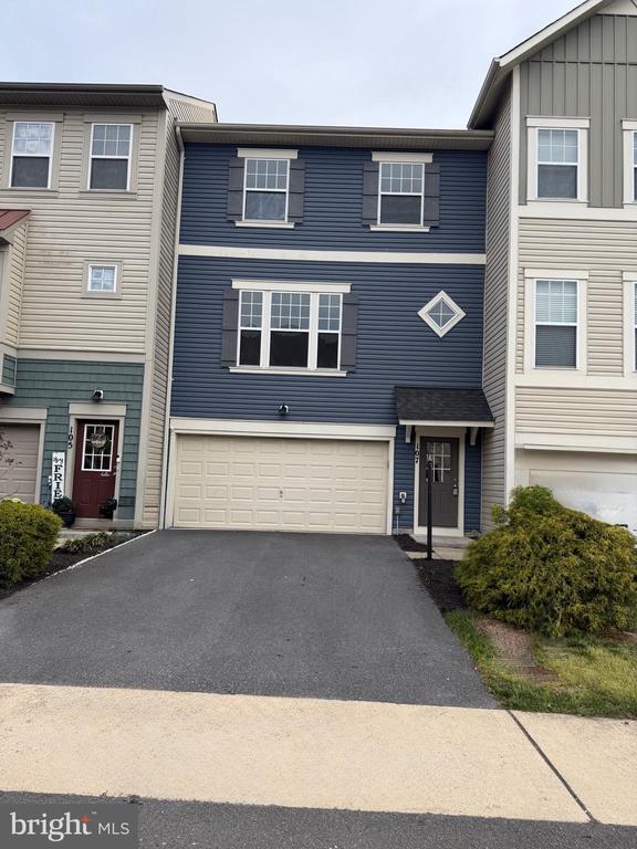 Primary Photo - 107 Argyle Ct