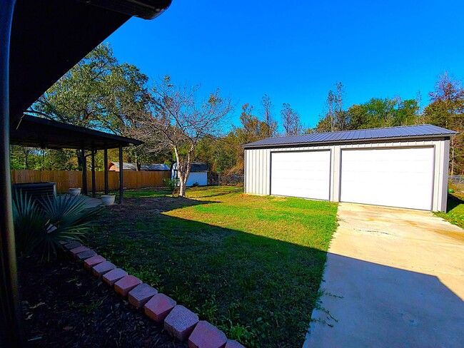 Building Photo - Beautifully Remodeled 3 Bedroom, 2 Bathroo...