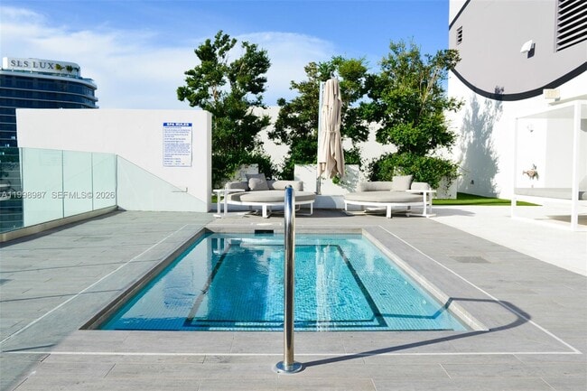 Building Photo - 1010 Brickell Ave