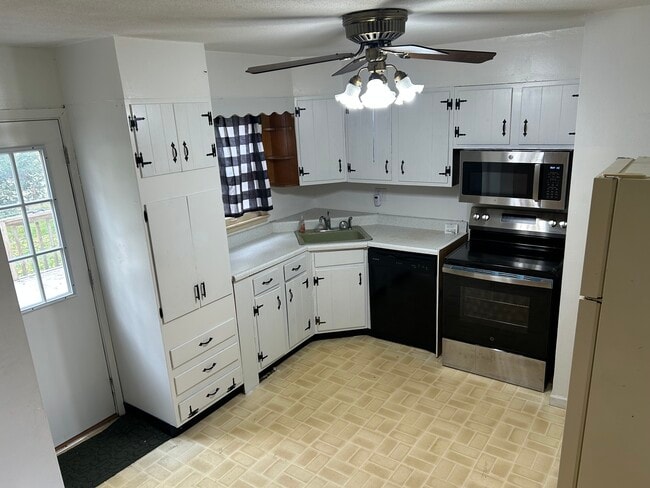 Building Photo - 609 E 14th St N