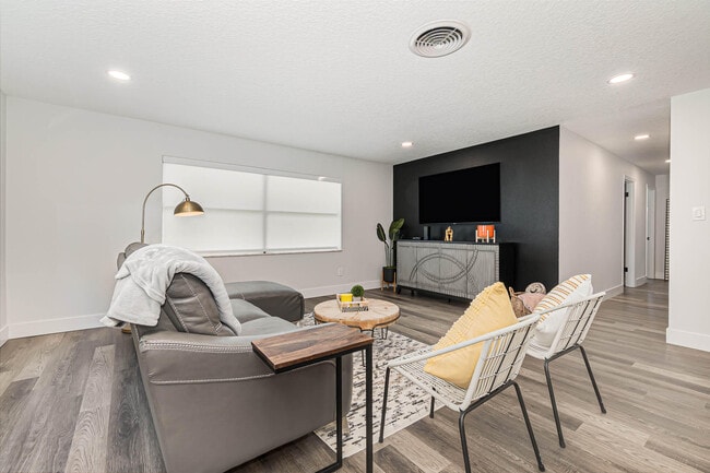 Building Photo - 320 Jamaica Dr