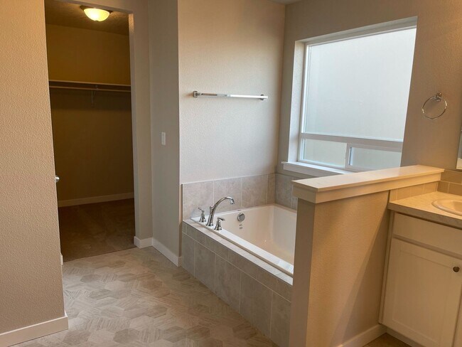 Building Photo - 4 bedroom 2 bath large loft area upstairs / All bedrooms downstairs