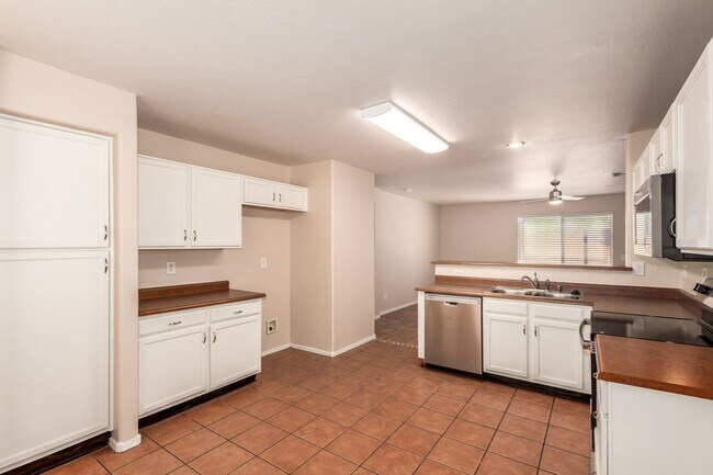Building Photo - Charming 3 bed in Glendale!