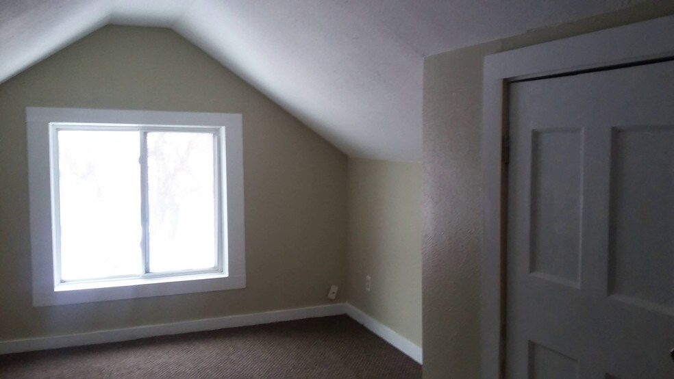 Loft BR - plenty of light and space - 1518 Irving Ave N