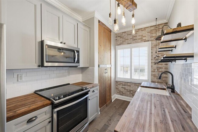 Building Photo - 2117 W Dekle Ave