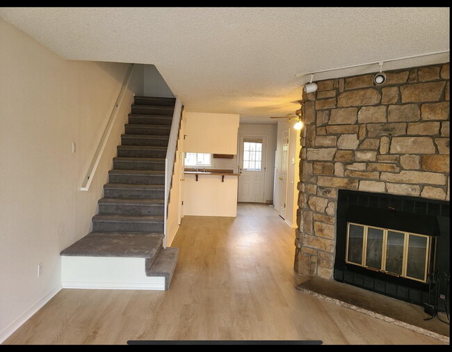 Building Photo - Wonderful 2 Bed, 1.5 Bath Townhouse with Fireplace + Community Pool
