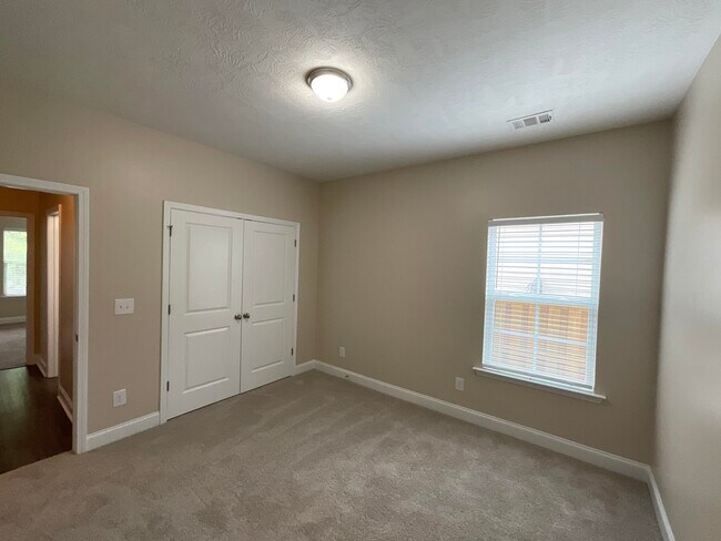 Building Photo - 5798 Whispering Pnes Wy
