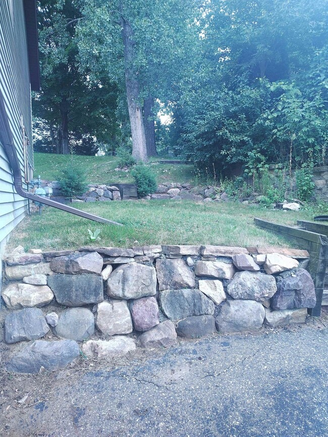 Building Photo - 701 Iroquois Ct