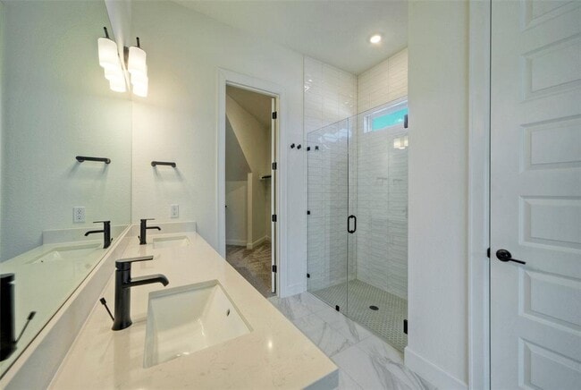 Building Photo - 245 Darley Oak Dr