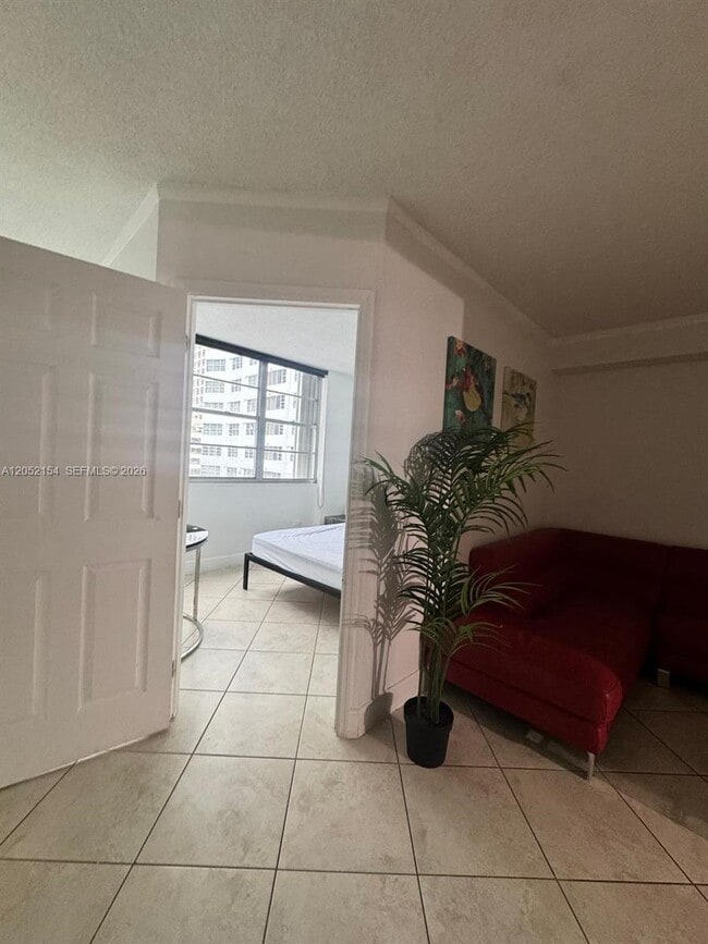 Building Photo - 905 Brickell Bay Dr