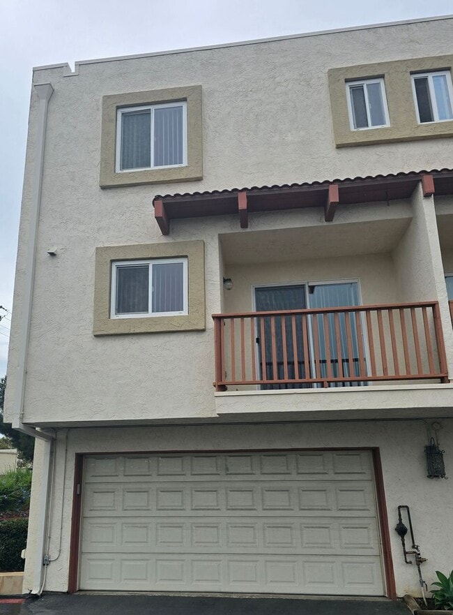 Building Photo - Spacious 2BD/2.5BA Town Home near Universi...