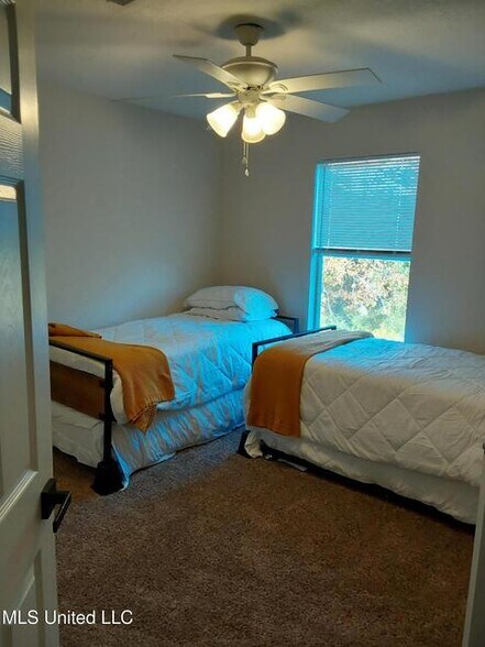 Building Photo - 1120 Century Oaks Dr
