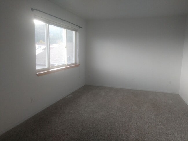 Building Photo - Pet Friendly Townhome in South Kalispell!