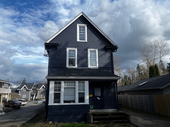Primary Photo - 7 Bedroom House close to Shopping and What...