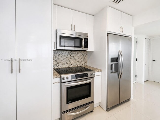 Building Photo - 7601 E Treasure Dr