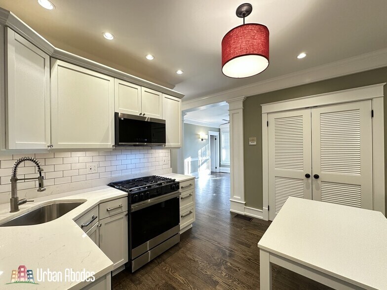 Building Photo - 1406 W Cornelia Ave