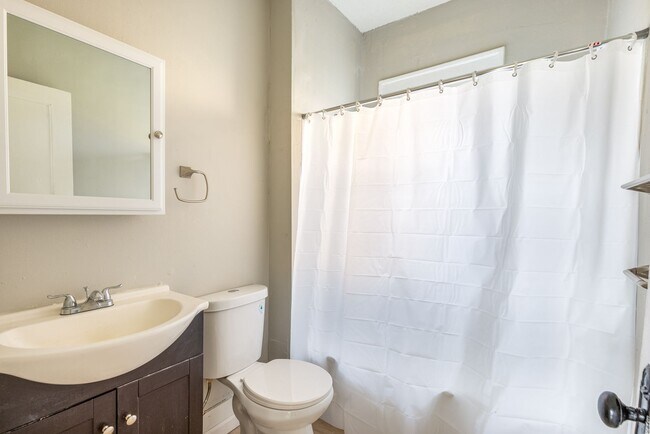 Building Photo - 3218 E 117th St